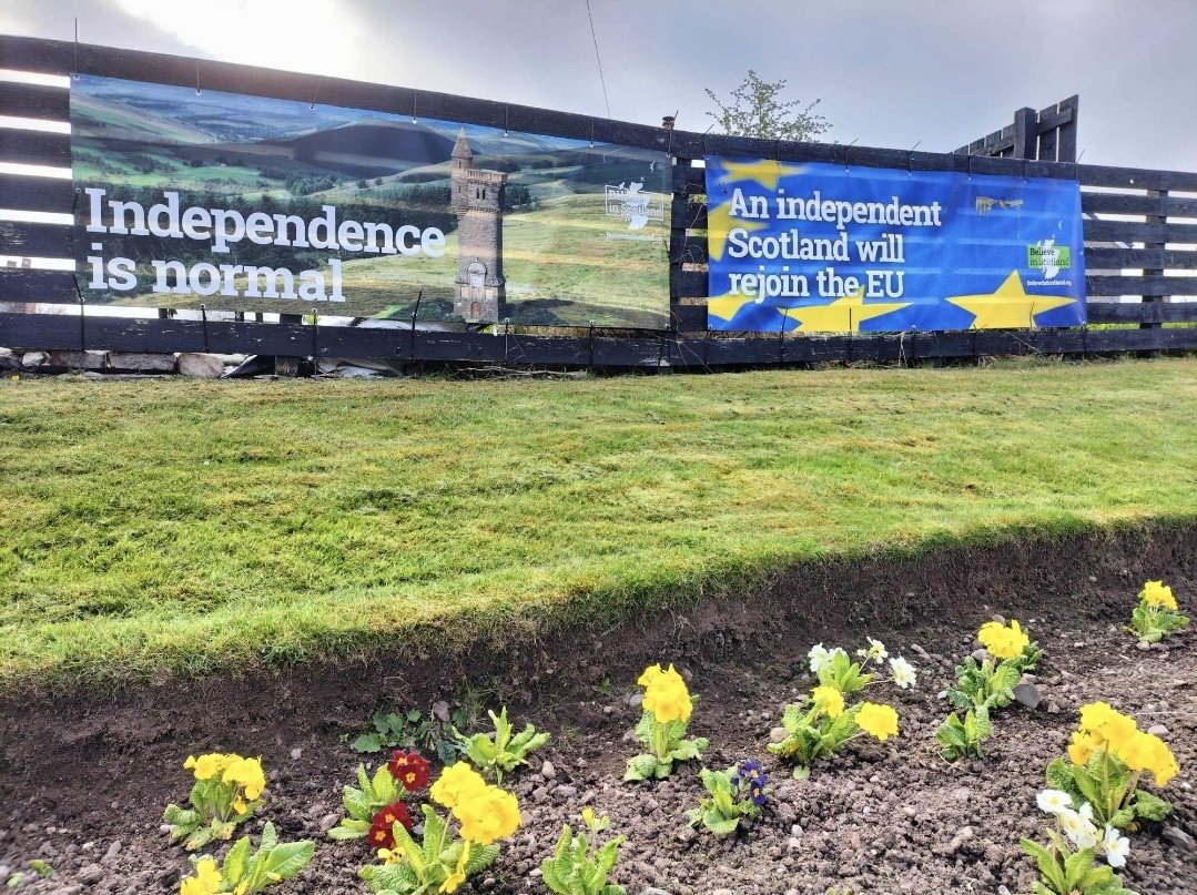 Getting our new #ScottishIndependence banners out for the summer, with thanks to the @ScotIndepFound and @believeinscot for making them possible!