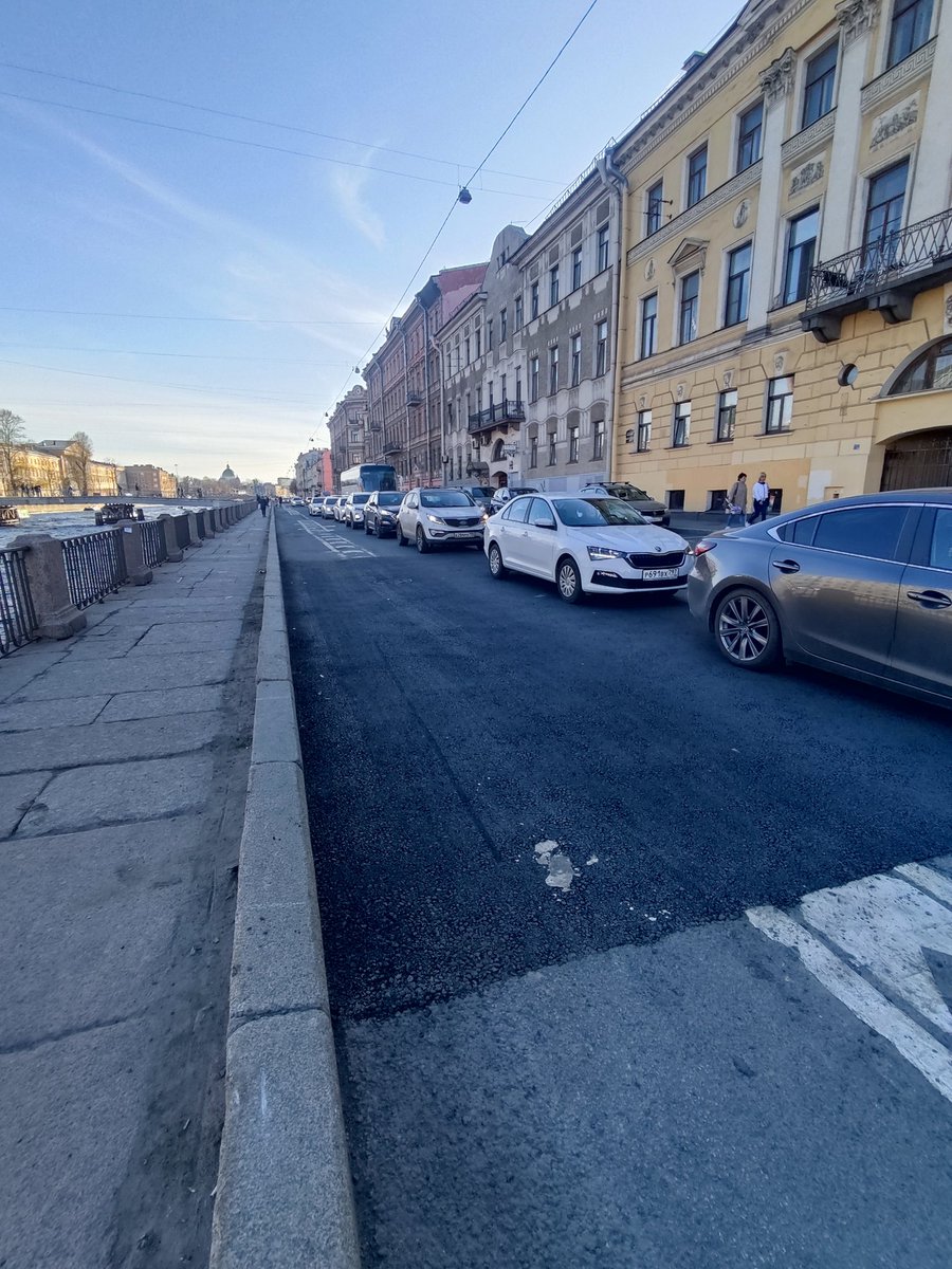 Петербургским властям абсолютно плевать на безопасность людей. Сделали заплатку на велополосе, а восстановить разметку забыли. Я уже не говорю о том, что они считают не целесообразным устанавливать делиниаторы вдоль полосы.