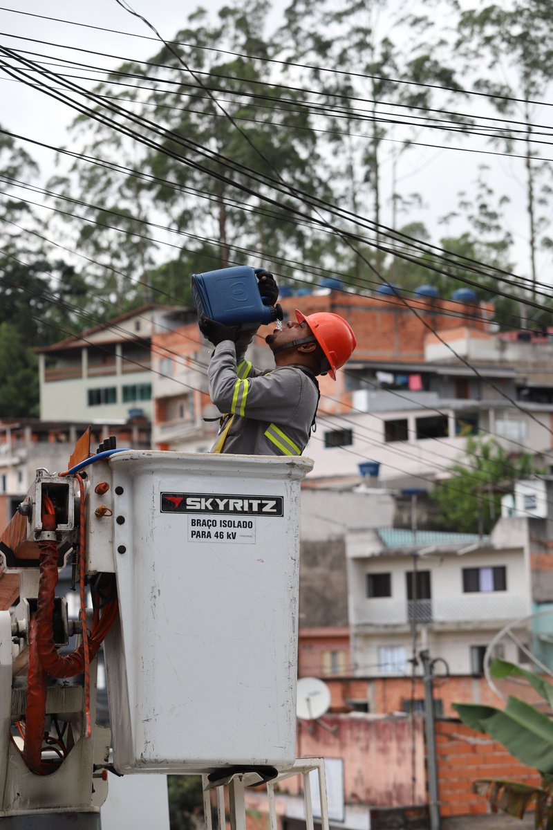 andrebaldinisep's tweet image. Sabe quando você consegue capturar um momento instantâneo no cotidiano urbano? 

Flagrei essa rápida pausa para hidratação de um funcionário em meio à instalação de luminárias LED no Grande ABC. 

Ah, bebam água! 

#water #trampo #job #city #luz #diadema #photography #arfocsp