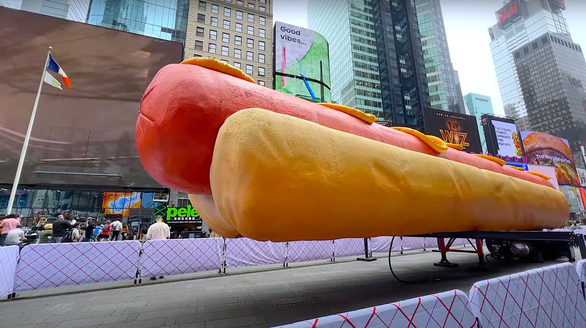 .@TimesSquareNYC #JenCatron #PaulOutlaw #TimesSquareArts #HotDoginTheCity Catronandoutlaw.com / rb.gy/b7qerk