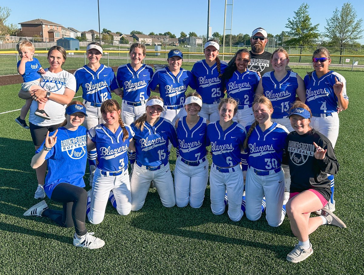 Blazer JV team finished the season with a sweep of Olathe South. Game one was 15-0 in 3 innings and game two was 9-4. JV finished the season 12-5. Great season ladies! 🔥🙌👍🏼🥎🥎🥎