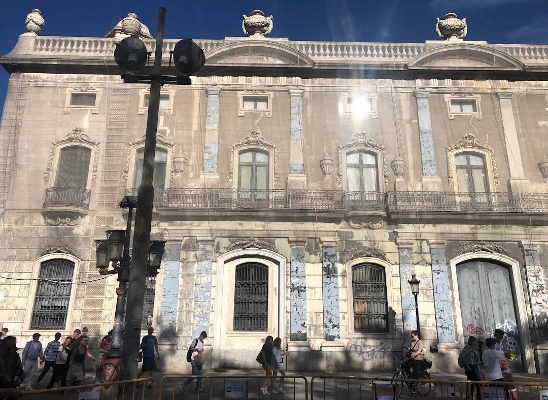 Horror, estan destrossant el centre de la ciutat, l'Estat té edificis enormes buits: Banc d'Espanya, Correus o l'antiga delegació del govern espanyol (que cau a trossos) on podria anar la biblioteca.

Han preferit trinxar l'estació de França i fer un nyap.