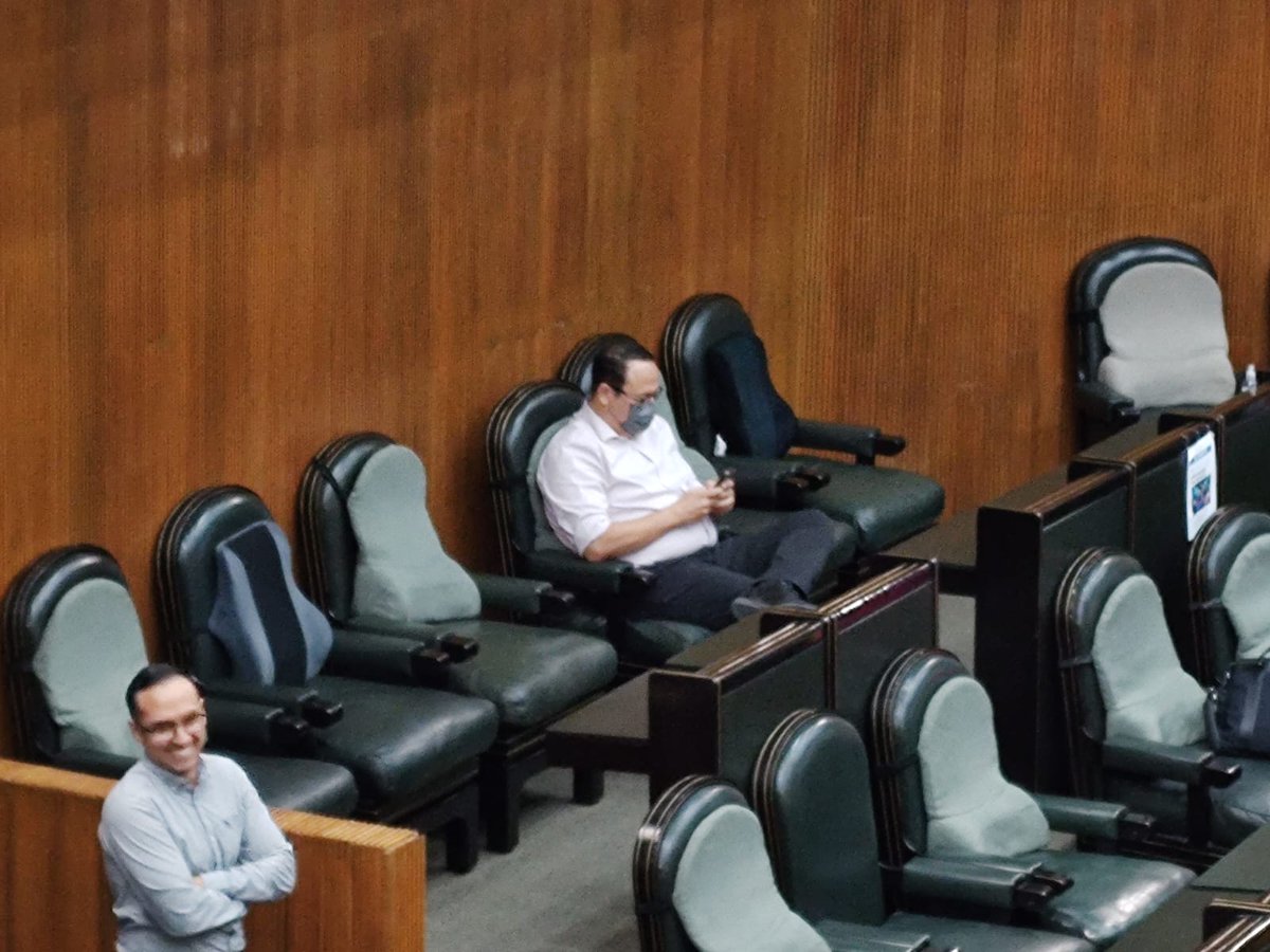 🔴⚡️Y se hizo el milagro en el @CongresoNL: un diputado de la bancada de @MovCiudadanoNL, Roberto Farías, entró hoy a sesión luego de que se convocó a su suplente para tomarle protesta por sus reiteradas inasistencias. 💥Hasta tomó la palabra 🫢 📷@Contraportada_r