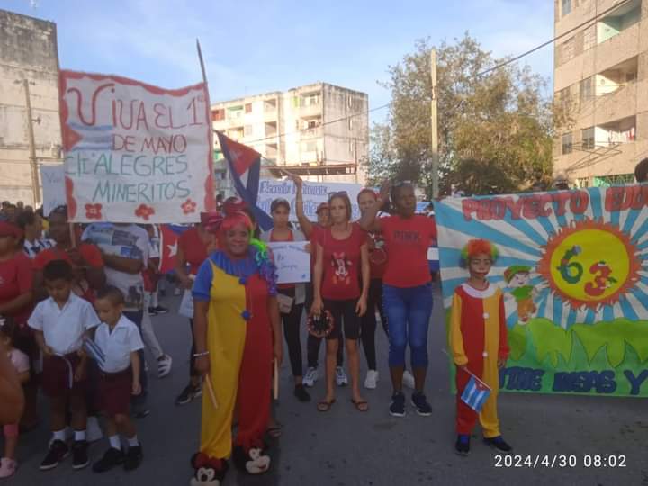 El consejo popular La Demajagua en la Isla dela Juventud, se volcaron a las calles para demostrar su apoyo a la revolución por el 1ro de Mayo, presente el CI Alegres Mineritos #EducacionIsladelaJuventud.     #CubaMined.