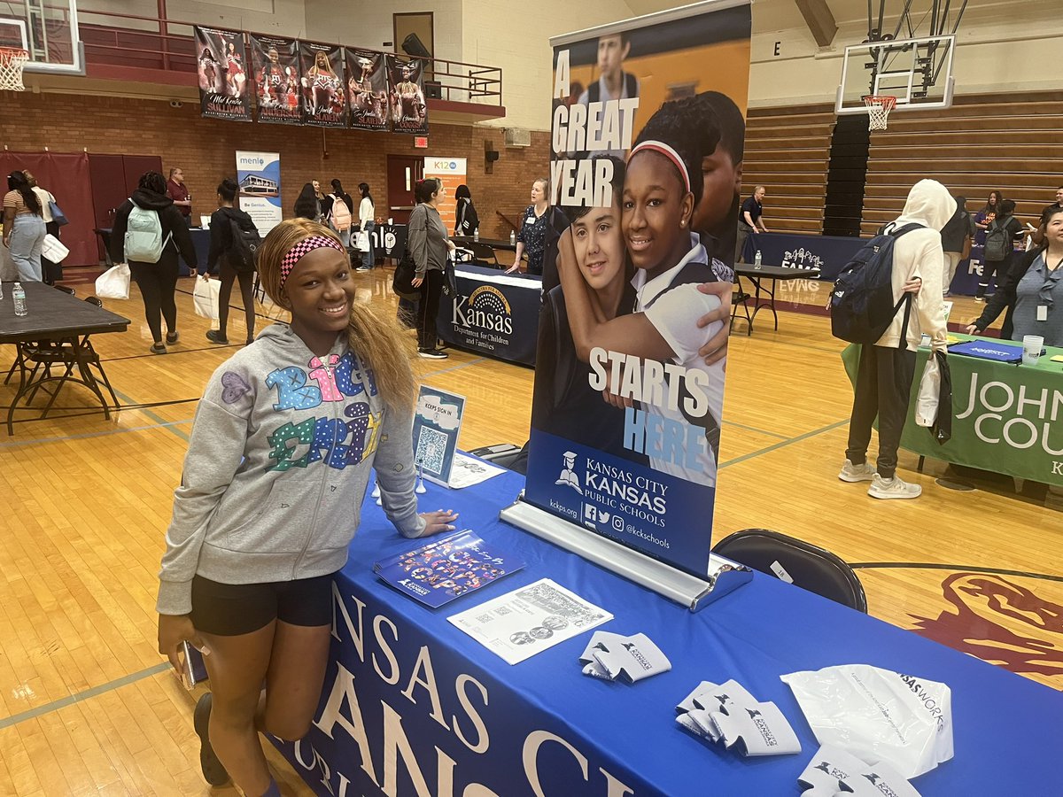 Same student 5 years later! She was a middle school student in the banner, and is now a senior @wash_kc! Time flies! @kckschools #BetterEveryDay