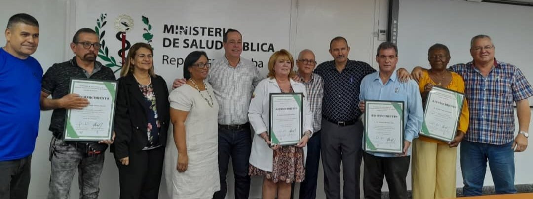 🇨🇺 Hoy homenajeamos a una representación de trabajadores del sector de #Salud que merecieron este año los títulos honoríficos de Héroe del Trabajo y la Orden Lázaro Peña. Junto a ellos también miembros de la clínica internacional Siboney, que recibió la Medalla Jesús Menéndez.