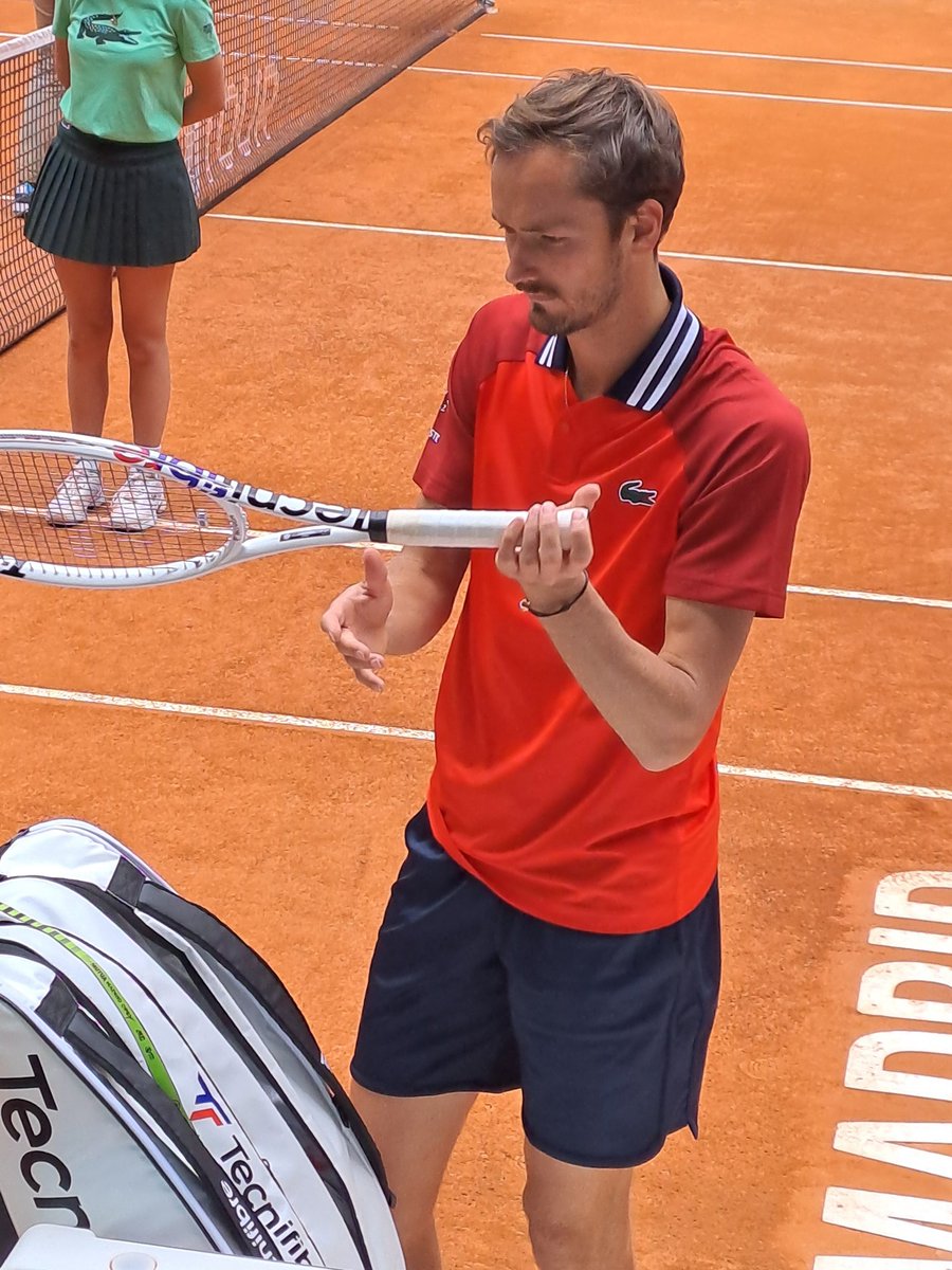 Dalla TV mi era sempre risultato antipatico invece è una persona squisita. Oggi era lì con moglie e figlia e si è fermato con calma per selfie e autografi ridendo e scherzando con tutti.
Grande Meddy ❤️
#MadridOpen #MMOpen