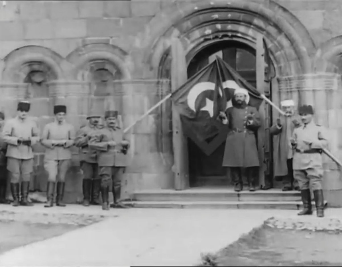 Kars'ın Türk ordusu tarafından Rus ordularından ve Ermeni çetelerinden geri alınışı. Nisan 1918. Harekatı komuta eden Yakup Şevki Paşa(en sağda) ve diğer kurmaylar ''Doğu'nun Ayasofya'sı'' Kümbet Camii(Havariler Kilisesi) önünde dua ederek zaferi kutluyor.