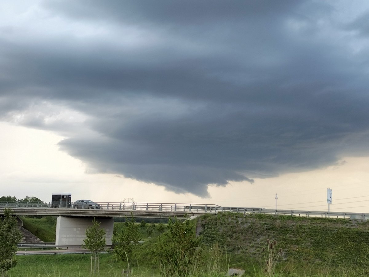 JensLacorne's tweet photo. Cliché de la supercellule ayant transité la Marne près de Vitry. @KeraunosObs @EtienneFargetMC @ExtremeMeteo @lachainemeteo @EatMyStorm https://t.co/nlLcH2Ob5G