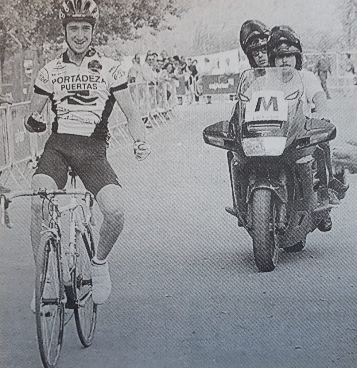 A dos días del comienzo de la edición del 2024 de la #VueltaMontañaCentral júnior rescatamos la imagen del vencedor de la edición de 1999,José Antonio Berdayes hoy en día en el ciclismo como reconocido biomecanico.#LenaDestinoCiclista.#Ciclismoasturiano