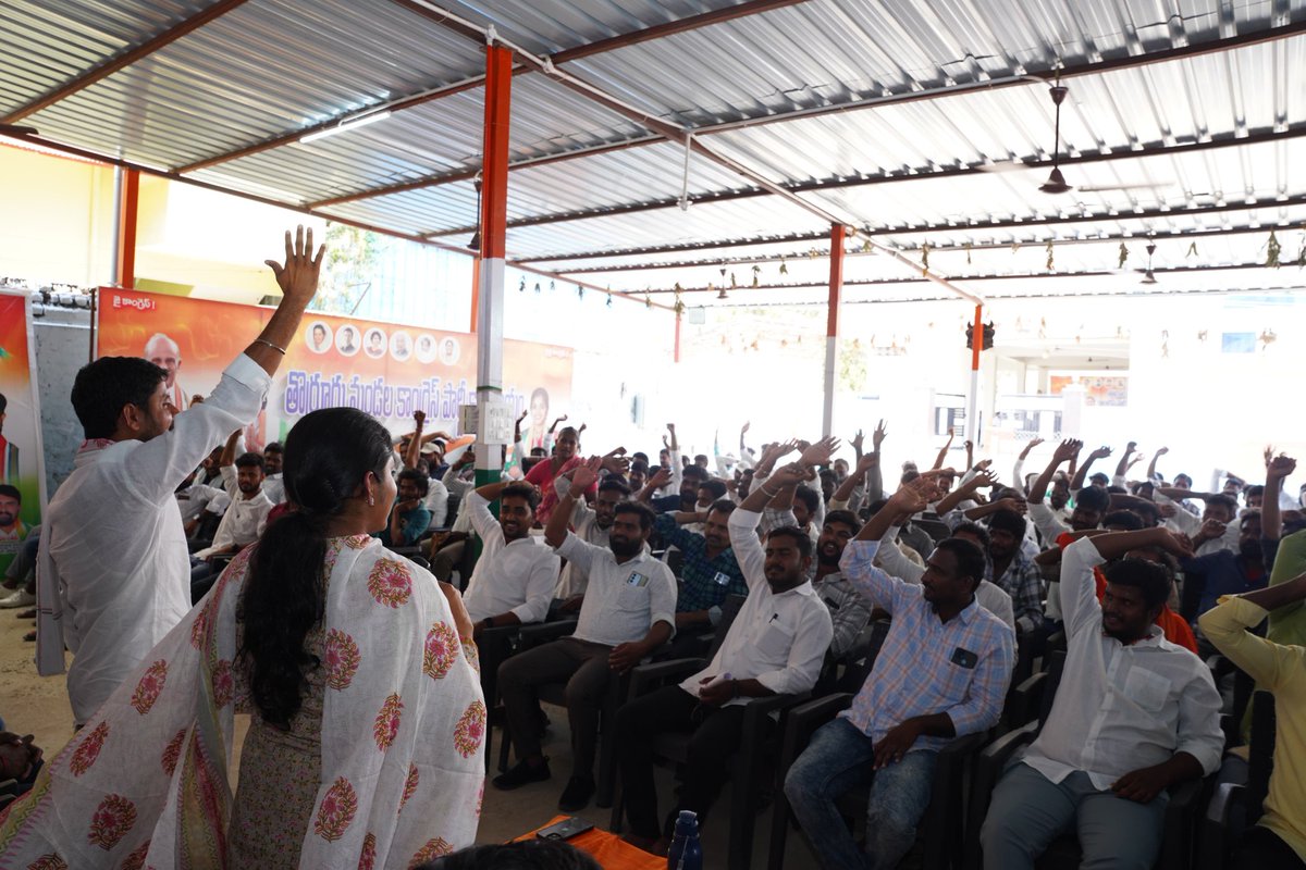 YJR_INC's tweet photo. తొర్రురు పట్టణంలోని ఎమ్మెల్యే క్యాంపు కార్యాలయంలో నియోజకవర్గ లోని మండల, పట్టణ, వివిధ గ్రామ, యూత్ అధ్యక్షులతో పార్లమెంట్ ఎన్నికల నేపత్యంలో సమీక్ష సమావేశం నిర్వహించిన యూత్ నాయకులకు దిశనిర్ధేశం చేసిన ఎమ్మెల్యే యశస్విని  రెడ్డి గారు.. https://t.co/mmbYMXu5NS