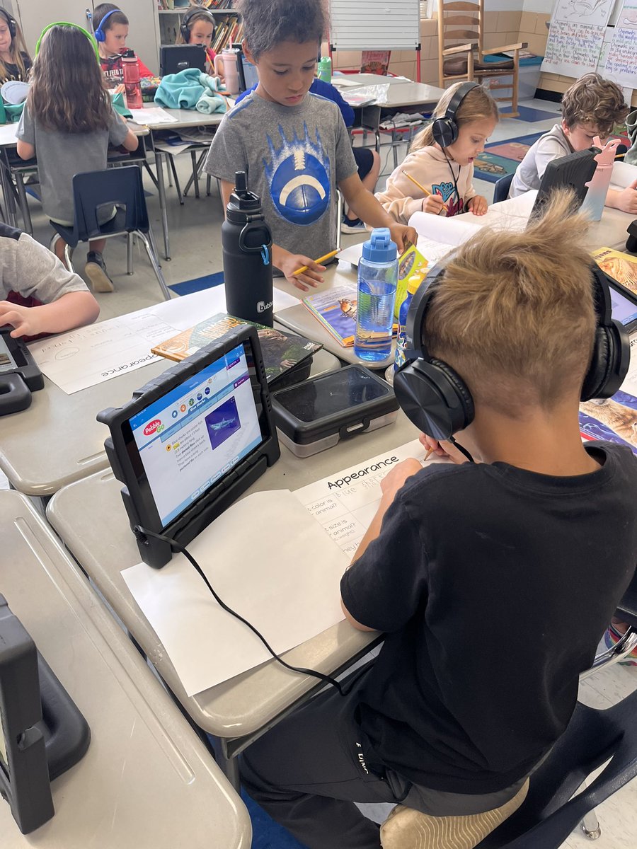 Cub 🐻Calls and animal research in First Grade! What a great way to kick off this week @HPCubs!!