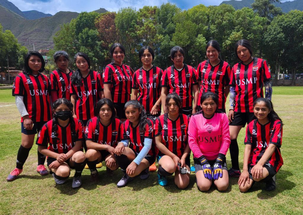 Sinkumunchis: la ONG que implementó la primera escuela de fútbol en quechua en Cusco redaccion.com.ar/sinkumunchis-l…