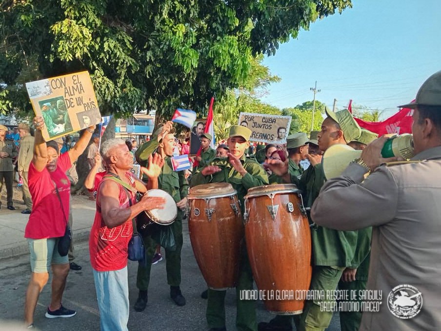 Bajo el lema #PorCubaJuntosCreamos este 30 de abril, la calzada de Managua en municipio Arroyo Naranjo, fué escenario vivo del desfile por el #1Mayo.
Los combatientes juntos a los trabajadores de la localidad dieron su respaldo a la Revolución Cubana