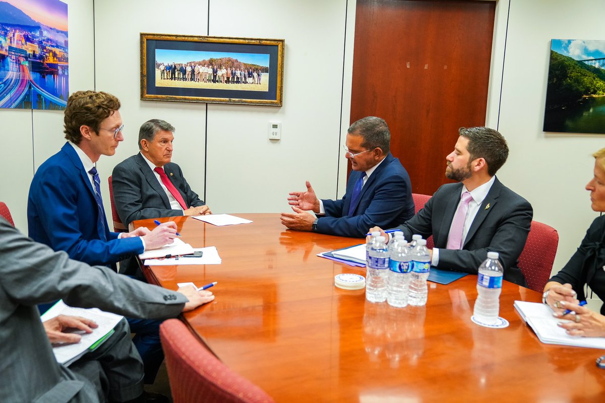 Sostuve una productiva reunión con el senador de Virginia Occidental, @Sen_JoeManchin. Discutimos la importancia de llevar a cabo una vista pública sobre el Puerto Rico Status Act, un paso crucial para determinar el estatus de nuestra Isla con la transparencia y el rigor que el…