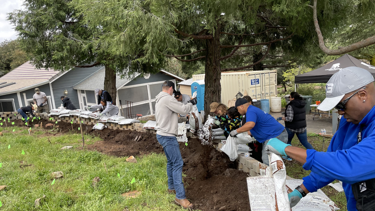 These California warriors, their families, and some of our community partners spent a day volunteering at an animal sanctuary. They helped landscape part of the sanctuary. Way to go, everyone! 👏