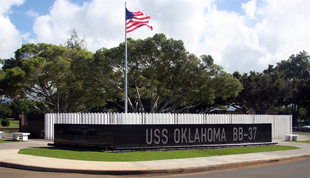 #TriviaTuesday: Who designed the #USSOklahoma Memorial & when was it dedicated? Located on Ford Island near where Oklahoma capsized, the memorial features 429 7-foot-tall white granite standards representing every man who died on Oklahoma as a result of the attack.
📷: NPS