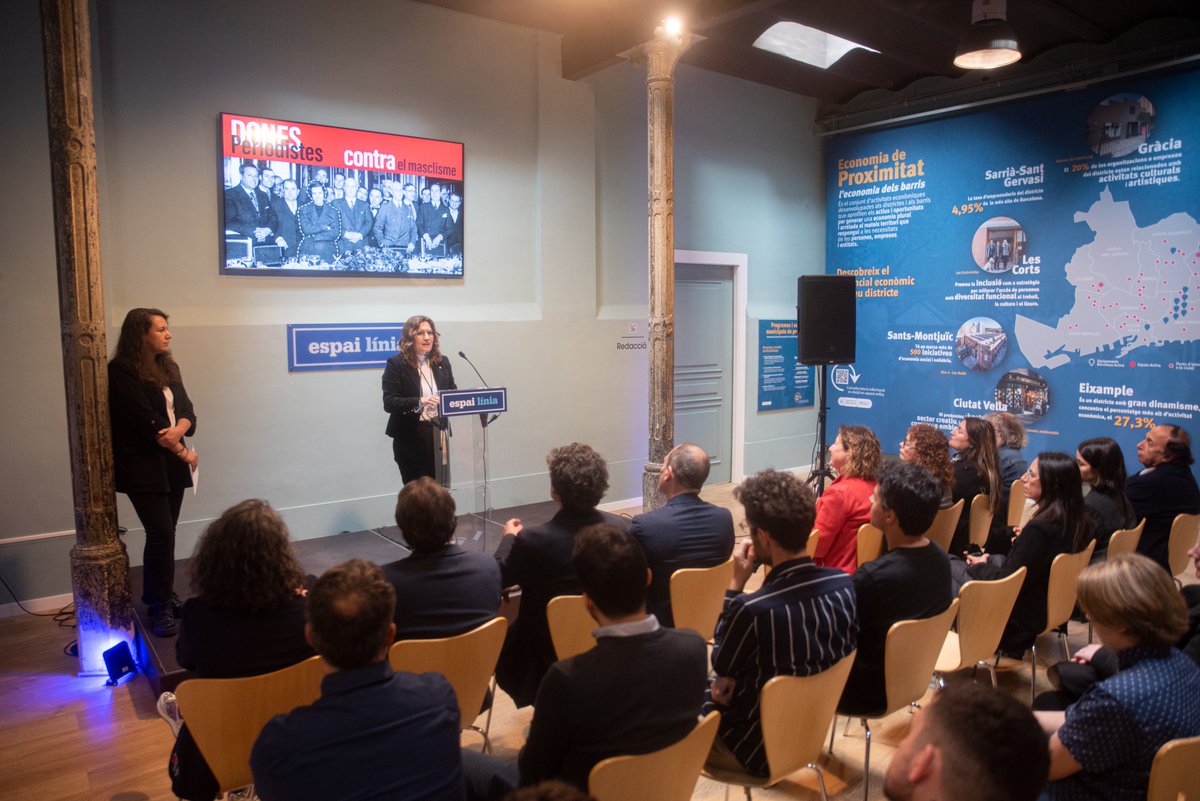 🟣 Avui hem participat a la inauguració de l'exposició '“Dones periodistes contra el masclisme” juntament amb la vicepresidenta de @gencat, @LauraVilagra; la vicedegana del @periodistes_cat, @nuriadejose; Andreu Asensio, comissari de la mostra; i @MCorcoy , presidenta de l'ADPC.