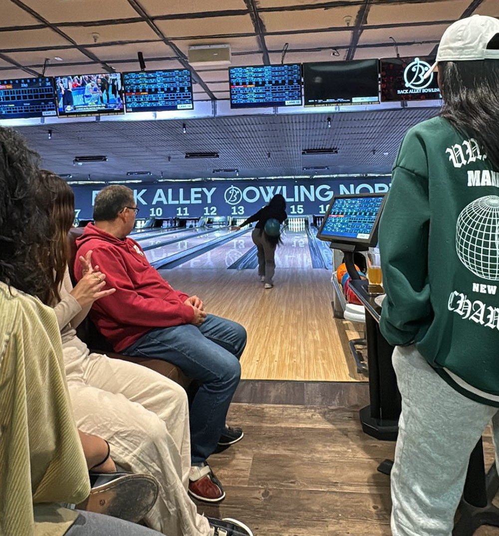 There's nothing better than #familytime on the lanes! 🎳