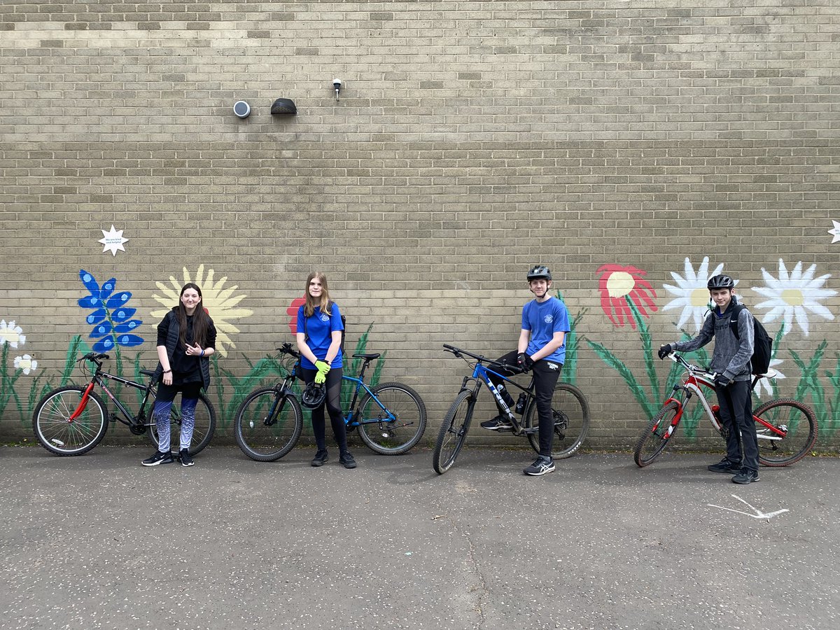 Many thanks to our QHS pupils supporting @QueensferryPS’s Bikeability course this afternoon 🚴🏽‍♂️🏫