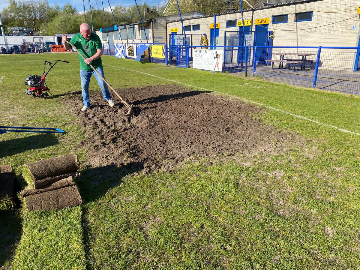 The first of the six yard boxes have been re-turfed tonight and are bedding in nicely. Thank you to all the volunteers who helped 🙏 @nonleaguevol #Glossop #NonLeague #NonLeagueFootball