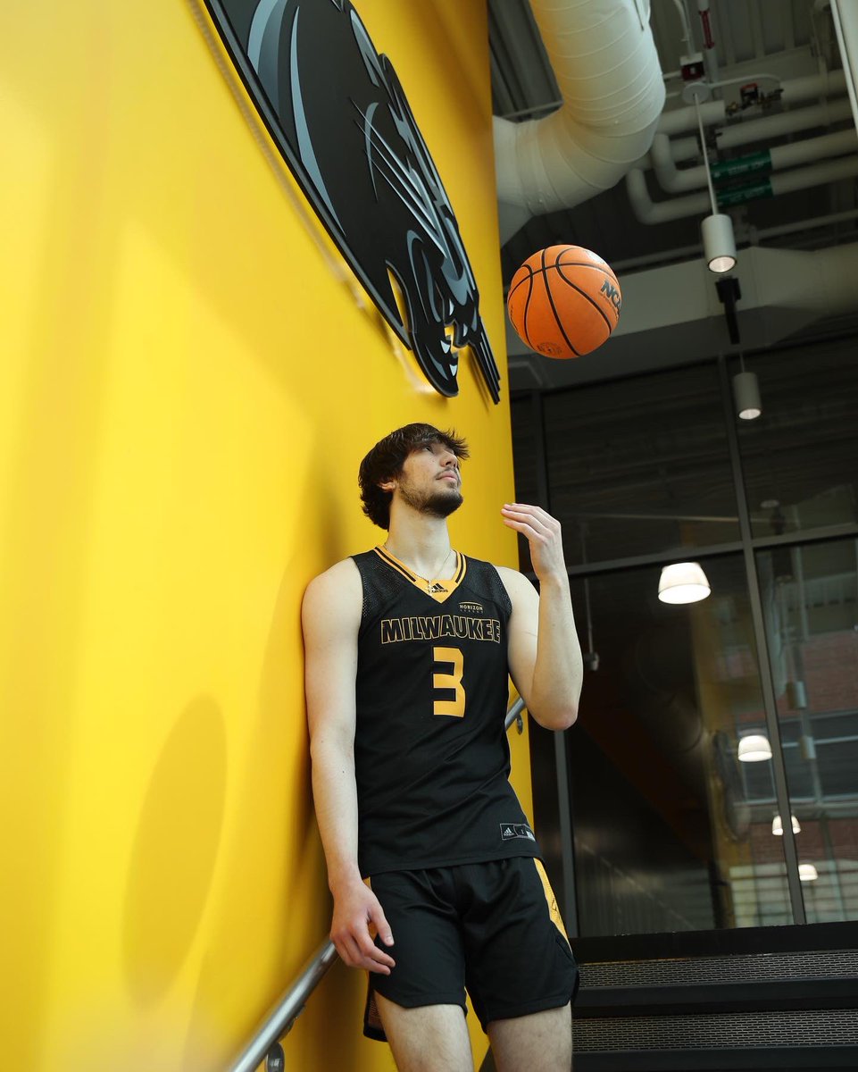 Daniloj03's tweet image. Coming home🖤💛#committed @CoachBartLundy