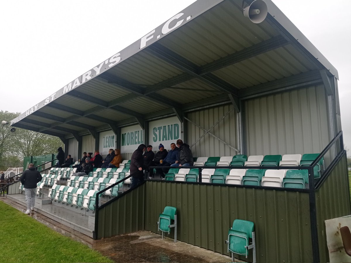 Arrived at Forest Road for @HayStMarysFC v @blaenavonblues in @FloodlightingE @ArdalSouthern East.

@BnRExpress @CTSport @bengoddard_HT @AberChronicle @gwentgazette @CentralWalesFA @GwentCountyFA @AllWalesSport @CollinsWFM @YClwbPelDroed @GwentFC @footballtrav @NonLeagueCrowd