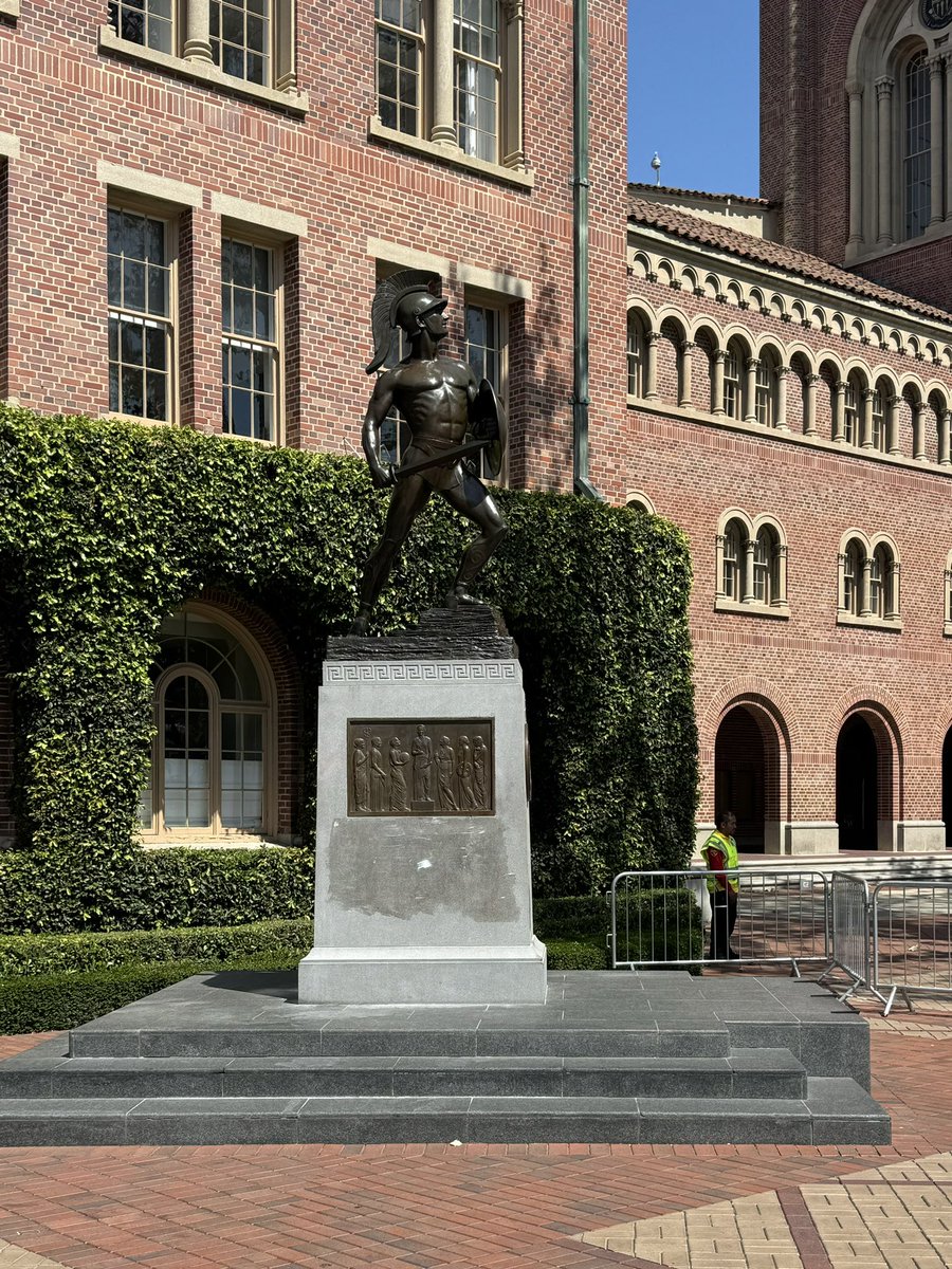 Tommy Trojan damaged after being vandalized over the weekend #USC