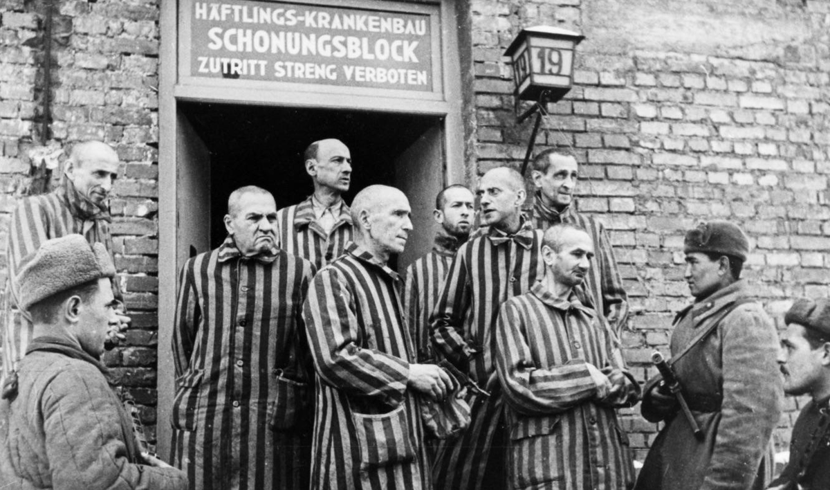 PamphletsY's tweet photo. Soviet Red Army Soldiers Libearted Auschwitz extermination camp. https://t.co/w58ExOS9Nf