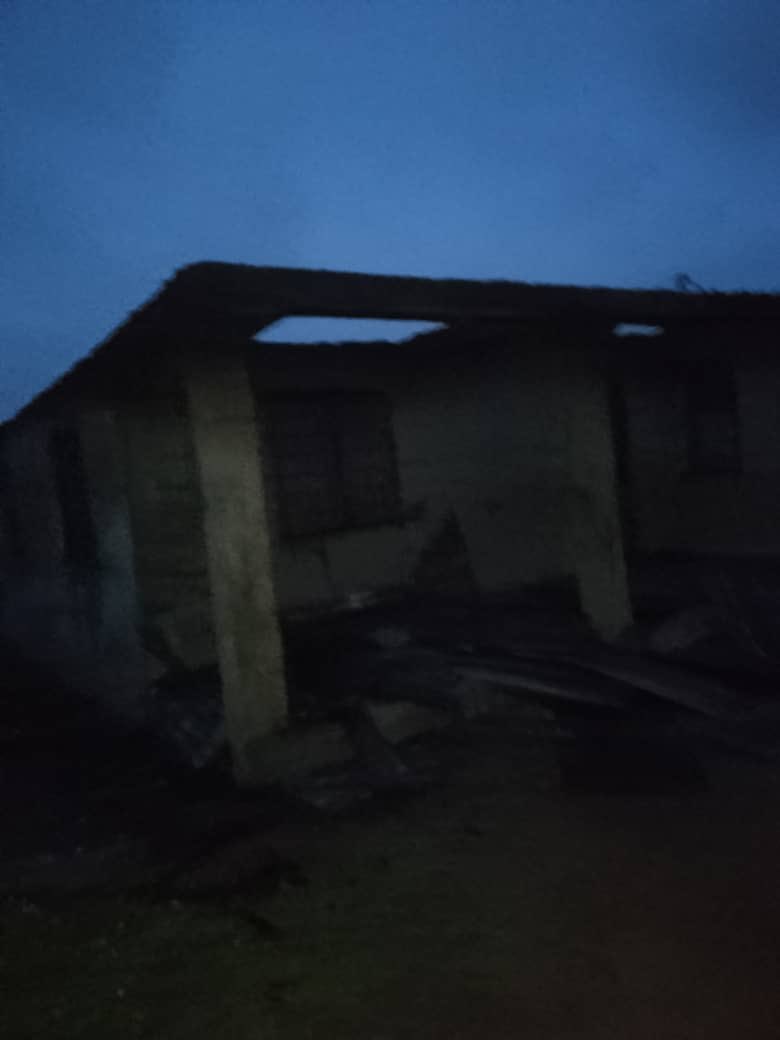 ARSON ATTACK: Two Buildings Razed in Eyenkorin Clash

In a shocking turn of events, two buildings were reduced to ashes in Eyenkorin, Asa Local Government, on Tuesday, April 30, 2024. The Kwara State Fire Service @FireKwara responded promptly to a distress call at approximately