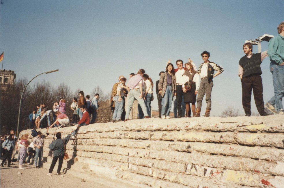 Abril 1990 | Se establecen las bases para los trabajos de demolición necesarios para desmantelar las instalaciones de seguridad fronteriza. El Muro debería desaparecer en marzo de 1991 en Berlín y a finales de 1991 en el distrito de Potsdam. #MakeLoveNotWalls