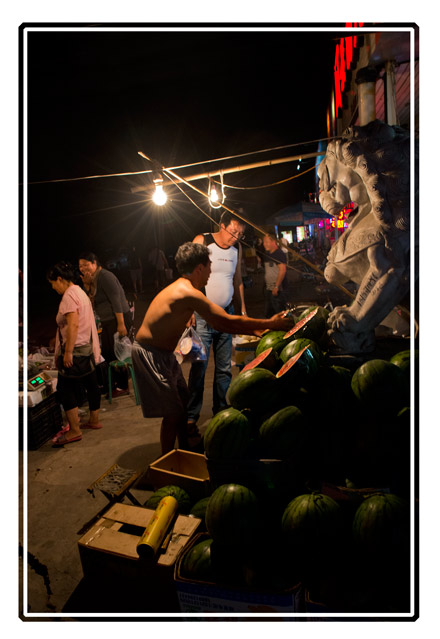 The #Chinese certainly have an ample supply of #fresh #fruit and #vegetables and an ample supply of #smallbusinessowners to provide them. #streetfood #streetfoods #streetfoodlover #PictureOfTheDay #streetphotography for more of this #photographer see darrensmith.org.uk