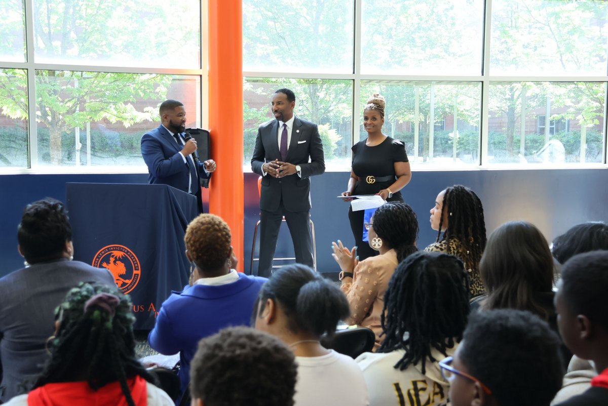 🏫✨ It was such an honor to have Mayor Andre Dickens visit John Lewis Invictus Academy to answer questions from the 8th-grade students! The mayor shared inspiring insights on what it takes to run a city and make positive change. 🌟 #AtlantaPublicSchools #APSExcellence