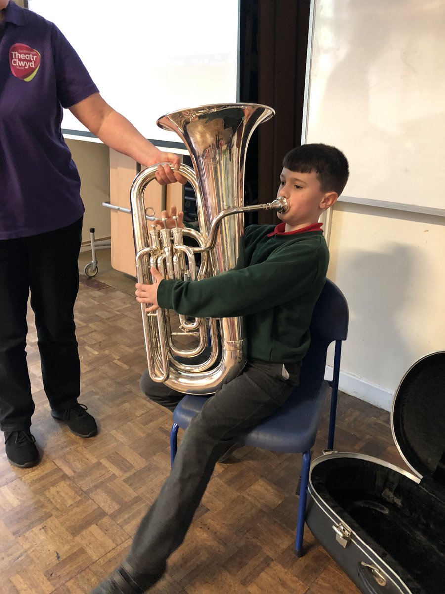yowenjones's tweet photo. Dosbarth 3 had a treat today, having a go at playing a baritone 🎶🎺 https://t.co/xQI5cgkWle