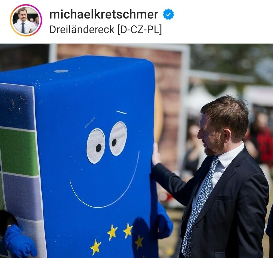 Einer von beiden macht sich jede Woche mit komischen Auftritten lächerlich. Der andere ist ein blaues Buch.