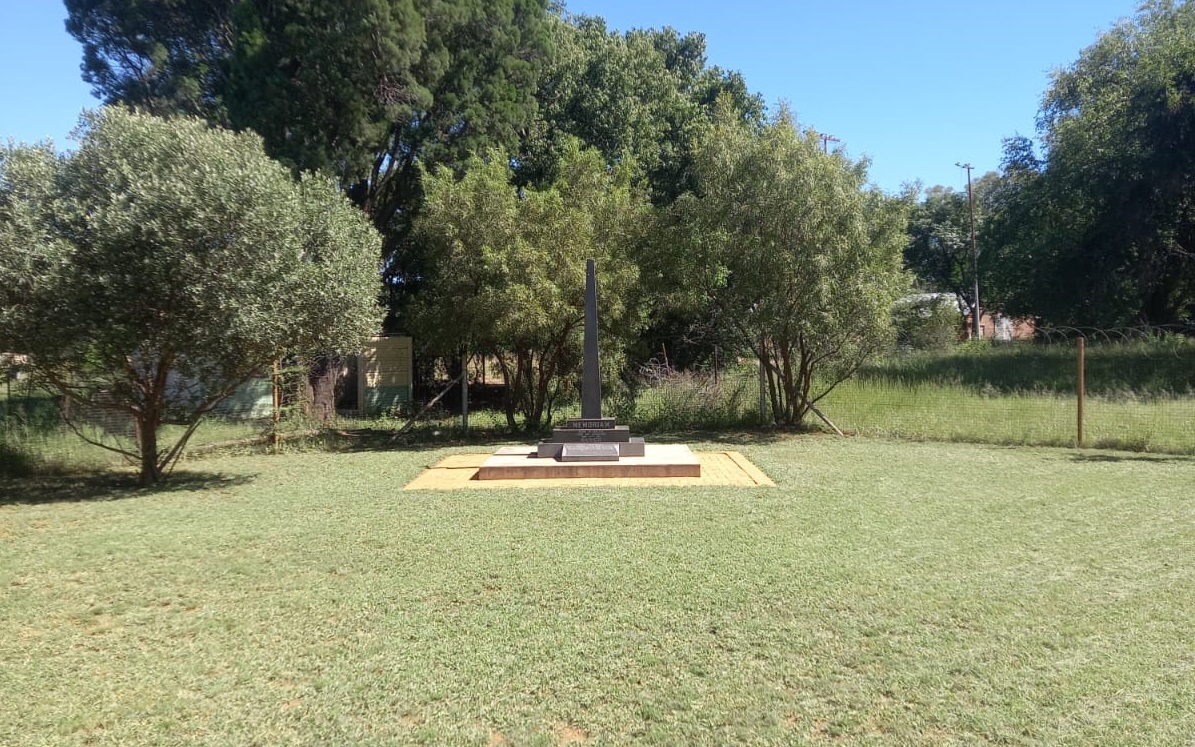 Anglo-Boereoorlog-monument op Zeerust weer opgeknap - afriforum.co.za/anglo-boereoor…