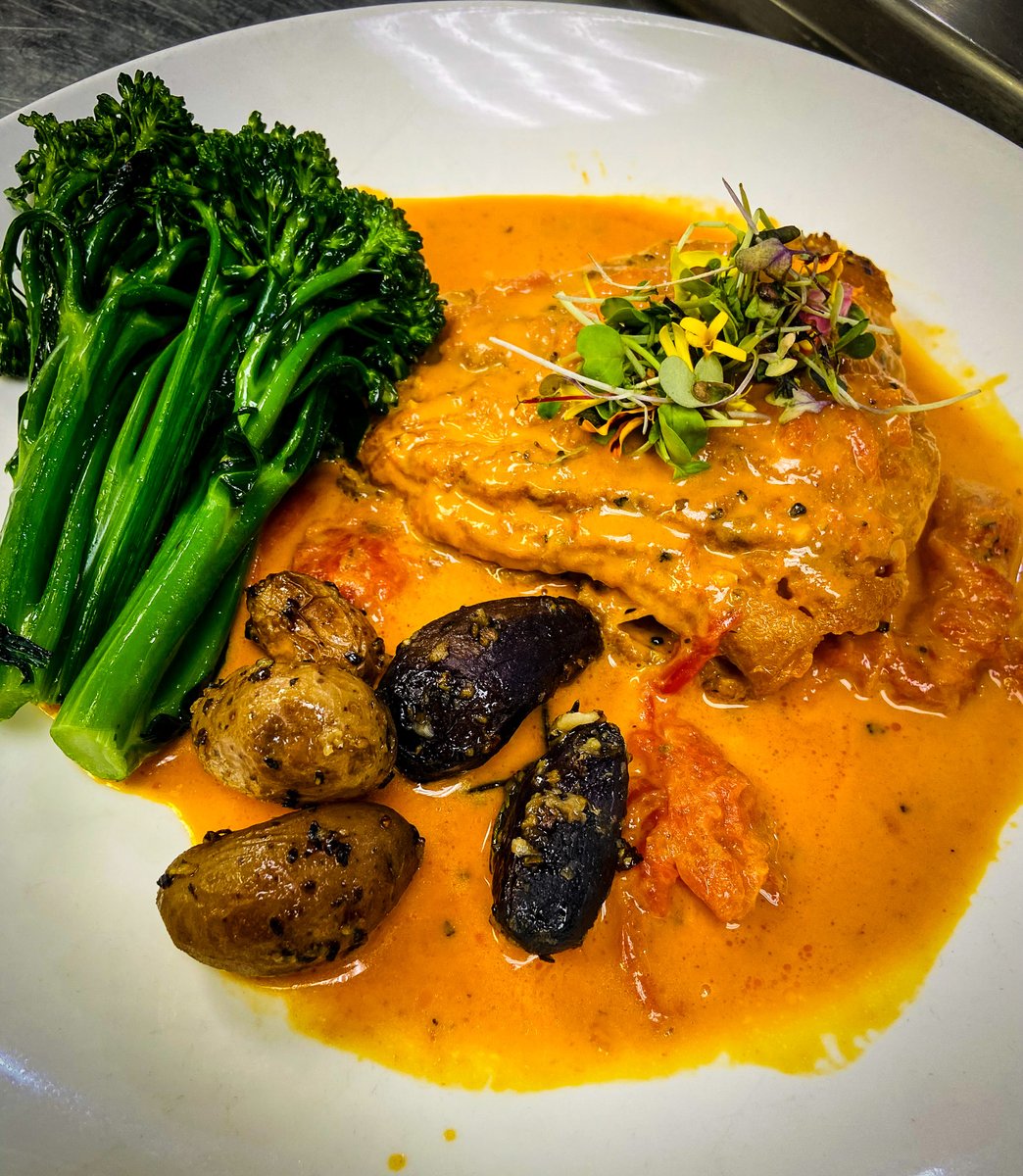 Savor the vibrant flavors of wild-caught American Red Snapper paired with our signature house-made pink sauce, served alongside roasted baby potatoes and broccolini.
#freshcatch #redsnapper #supportlocalbusiness #foodandwine #virginiafoodies #visitalx #onlineordering #dmvfoodie