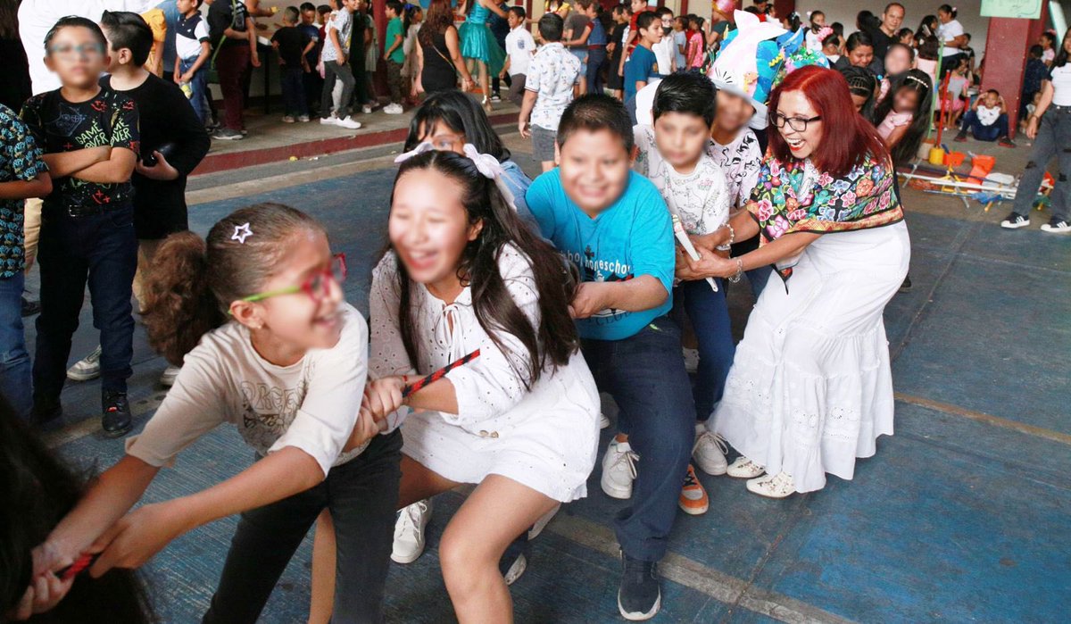 Hoy felicitamos a todas las niñas y niños de México en su día. Como parte de la visita de trabajo por Tabasco, esta mañana convivimos, junto a la titular de la @SETabasco, Egla Cornelio Landero y otras autoridades, con alumnas y alumnos de las primarias Manuel Díaz Prieto y…