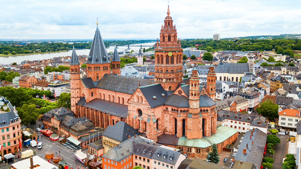 🇩🇪 Mainz Cathedral (MAINZER DOM), in Mainz, Germany. Built 975–1009. Romanesque architecture. St Willigis (c.940–1011), Archbishop & Archchancellor of the Holy Roman Empire, ordered the construction of the Cathedral. It stands under the patronage of St Martin de Tours.
