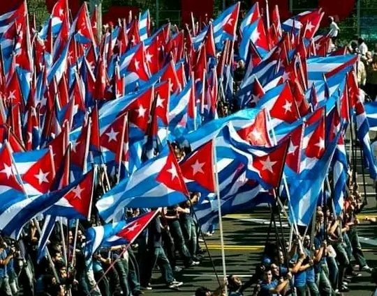 Única, esplendorosa, radiante, de batalla y 💯pre en combate, así es nuestra bandera de lucha. #PorCubaJuntosCreamos #DeZurdaTeam