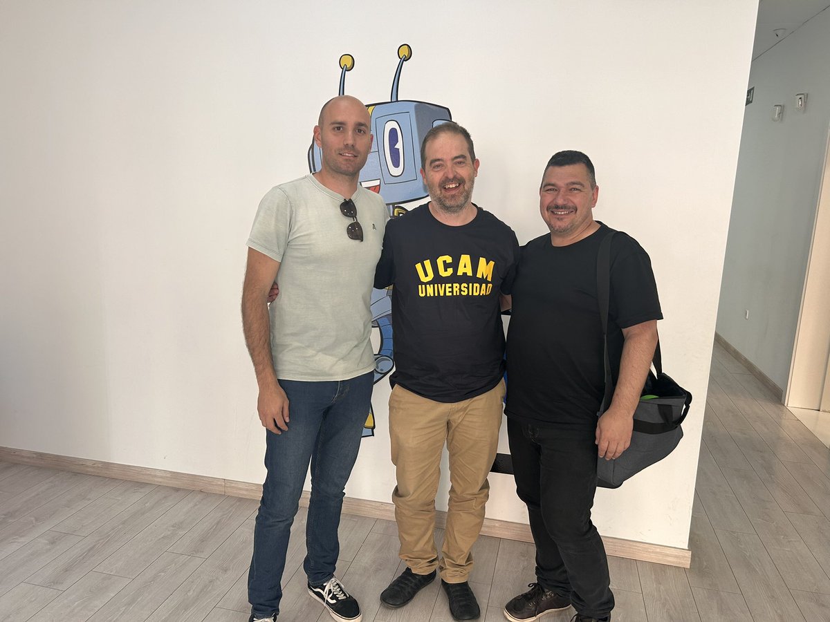 Compartiendo ideas y esbozando proyectos con el gran Juanjo Gutiérrez y @pejota_m sobre robótica educativa en <a href="/conectados_es/">conectados.es</a>