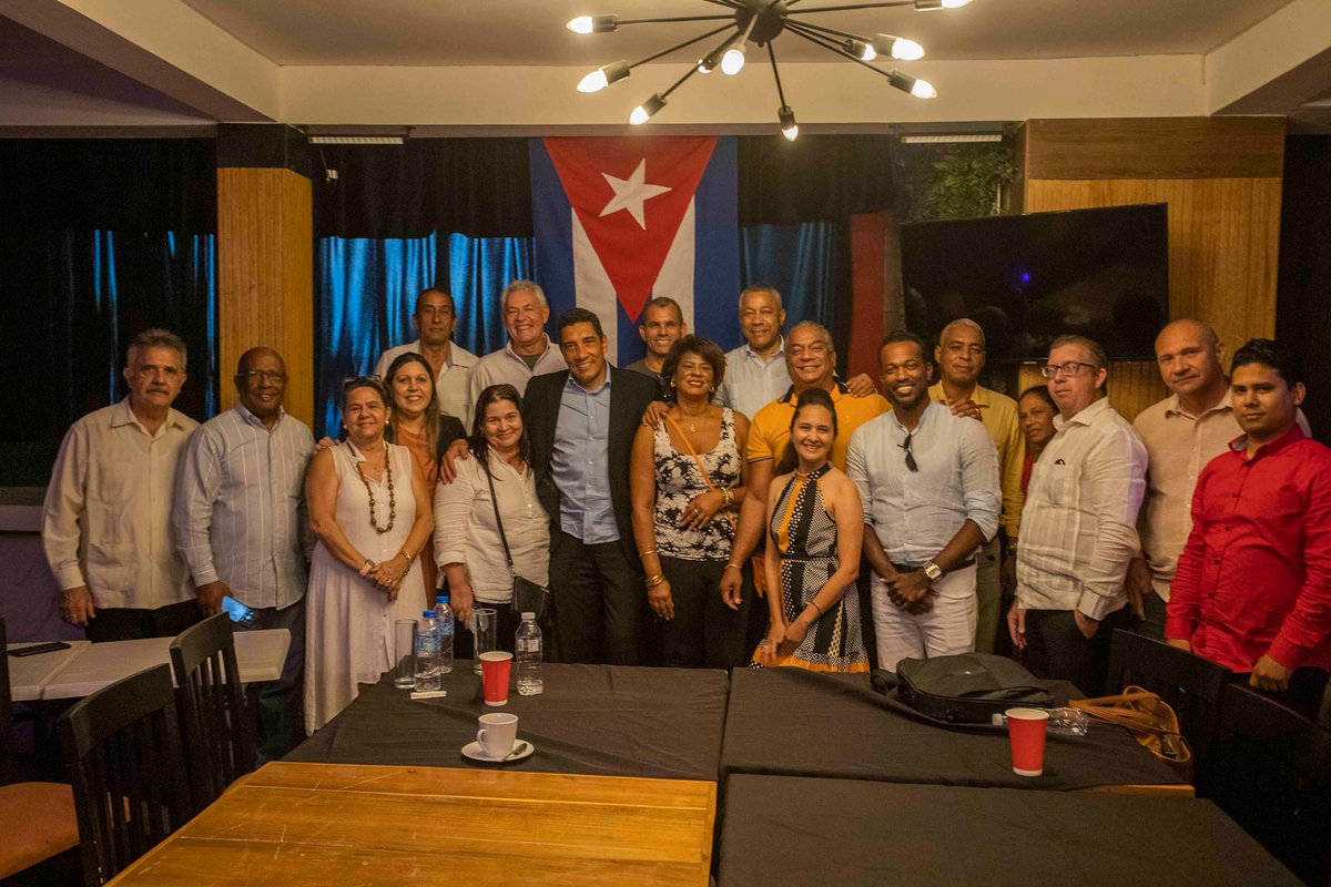 Sostiene ministro de Transporte de Cuba🇨🇺 @E_RdgzDavila diálogo respetuoso y sincero con cubanos residentes en el marco de su visita a #RepúblicaDominicana para participar en Simposio Mundial de Apoyo a la Implementación de la Organización de la Aviación Civil Internacional 2024.