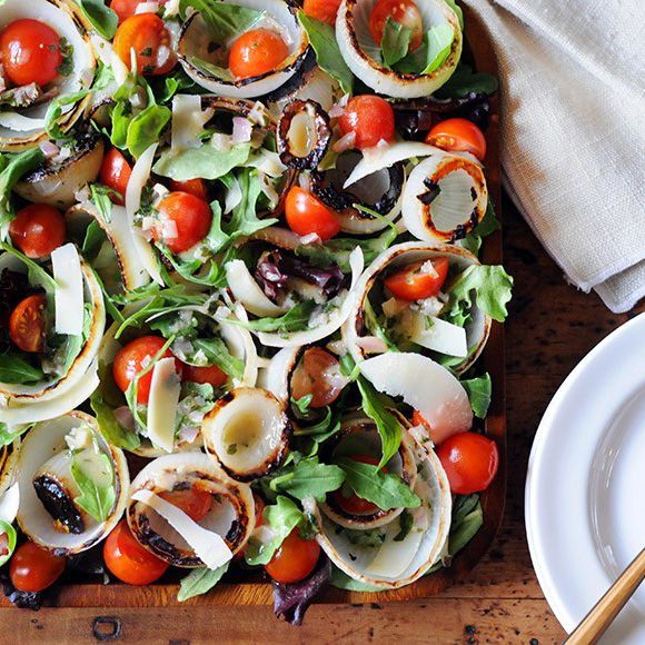 This summery grilled sweet onion salad not only looks beautiful, but it’s also a cinch to put together—especially if you already have the grill fired up for a barbecue. bit.ly/2TfEFs3