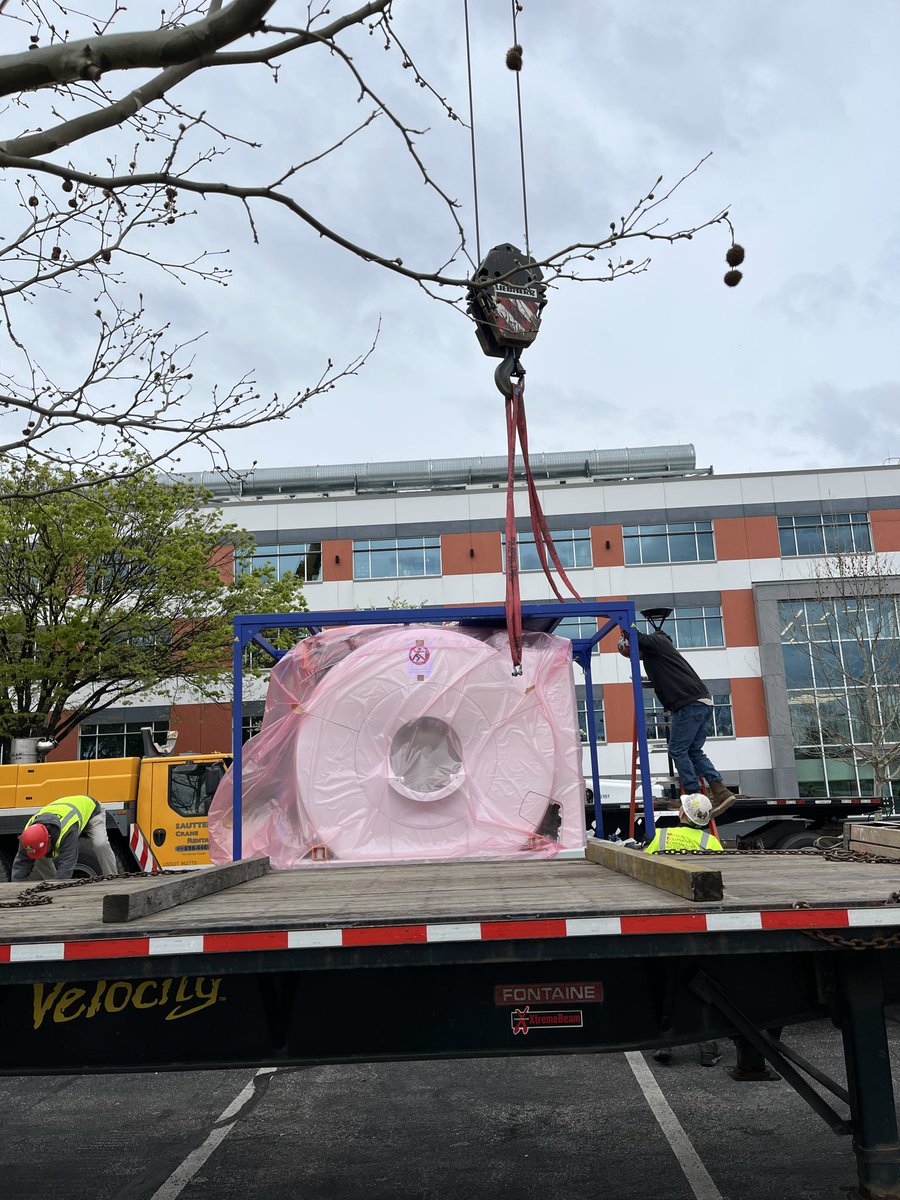 Wooo! Here is our new fMRI scanner being loaded into @PennovationWork a couple weekends ago just ahead of our new Director who arrives tomorrow! 

@BrockKirwan