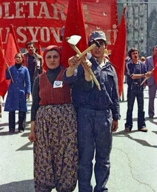 KADIN ERKEK BİR ARADA EŞİT HAKLARA YAŞASIN 1 MAYIS İŞÇİ BAYRAMI 1 Mayıs 1977 , Taksim
