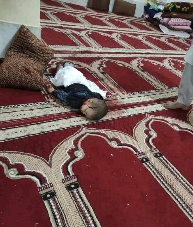 Filistin'den Afganistan'a;  Siyonistlerin çocuk cinayetlerinden teröristlere!  Afganistan'ın Herat ilinde İmam Zaman (as) Camii'ne düzenlenen terör saldırısında şehit olan çocuğun görüntüsü.