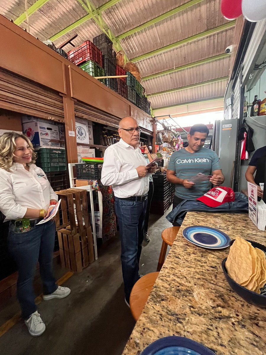 El Mercado “Sánchez Pascuas” es uno de los que más frecuentamos para comprar productos frescos para nuestro hogar. Muchas gracias a los líderes y locatarios por recibirnos y escuchar nuestras propuestas a favor de Oaxaca de Juárez. Con su apoyo vamos a Cuidar, Curar y Sanar