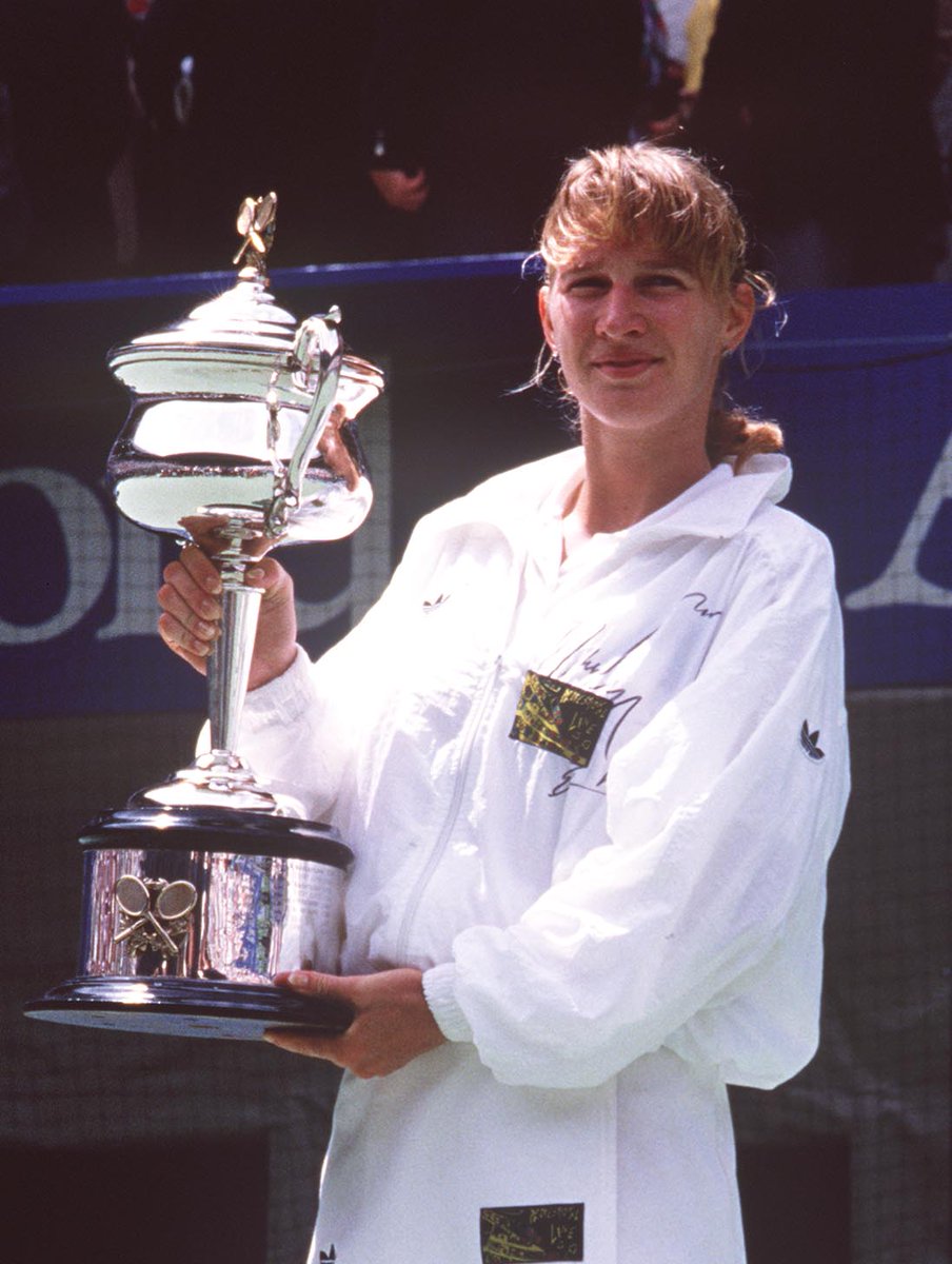 El ascenso de Seles la llevó hasta la cima en marzo de 1991, cuando destronó del primer puesto mundial a Steffi Graf 🇩🇪, quien llevaba en esa posición desde agosto de 1987. La alemana acumulaba, para ese 1991, un total de 9 Grand Slam.