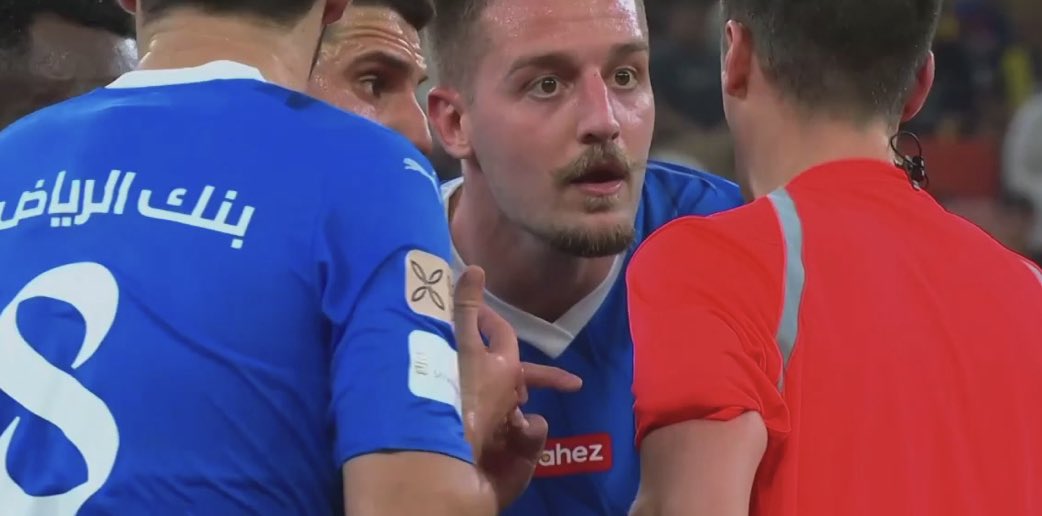 ياولد ياهوه ماعرفتنا ؟ 
مهو صحيح احمر رح تاكد وغير قرارك 😂😂😂😂
#الهلال_الاتحاد