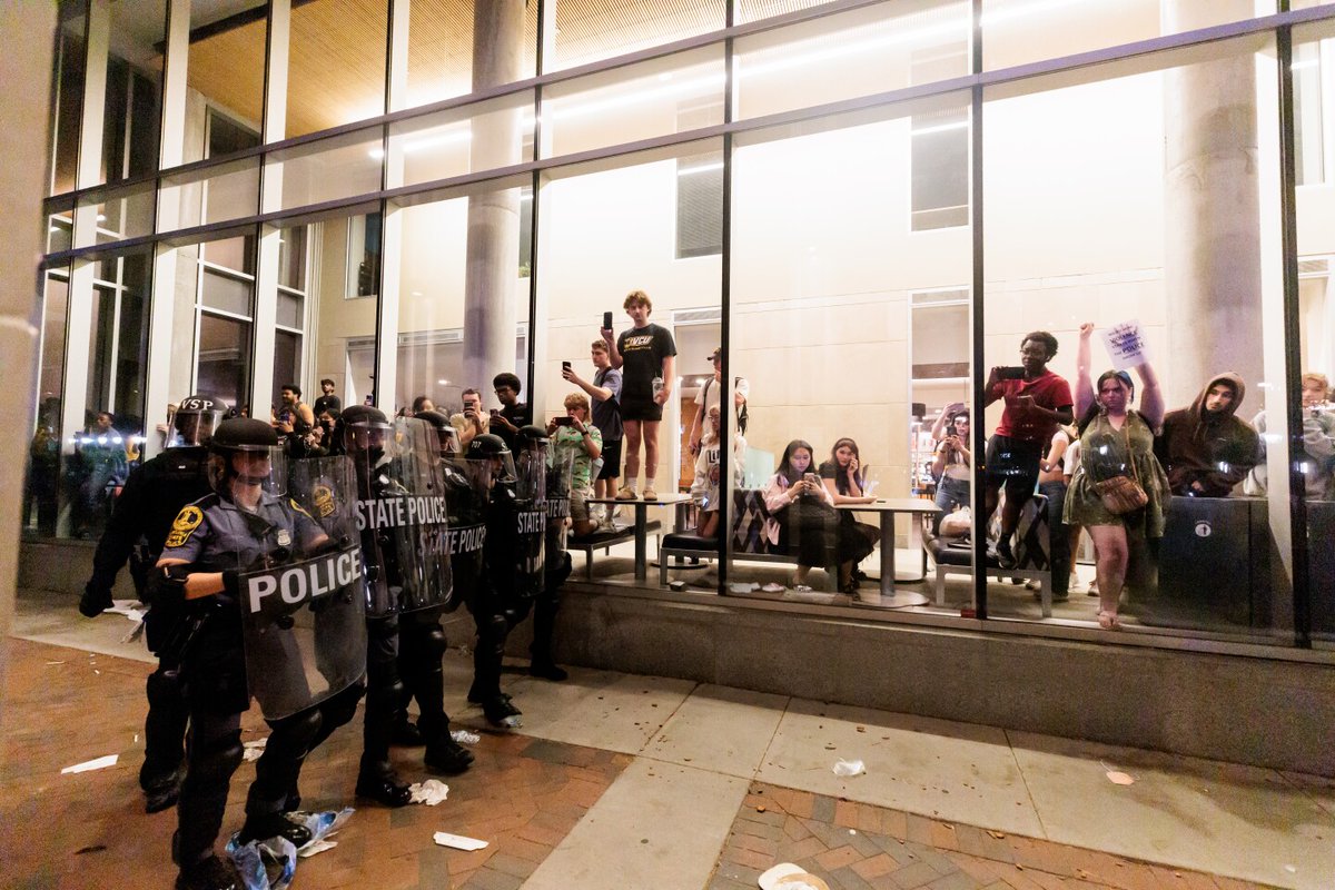 GALLERY by @sathumanPEIC: Students at Virginia Commonwealth University clashed with police as they used force against protesters on Monday night. 13 people — including six students — were arrested and charged with unlawful assembly and trespassing. vpm.org/antiwar-protes…